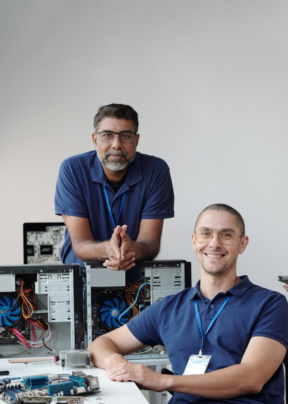 team,of,it,technicians,collaborating,in,office